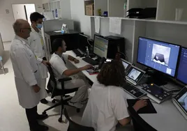 Especialistas del Hospital de Salamanca revisan el caso de un paciente.