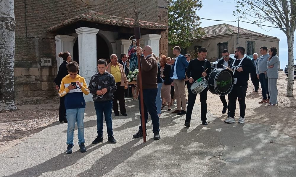 Honores a la Virgen del Rosario en Poveda de las Cintas