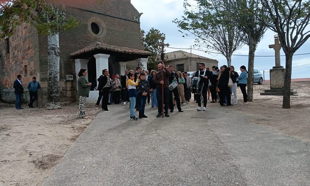 Honores a la Virgen del Rosario en Poveda de las Cintas