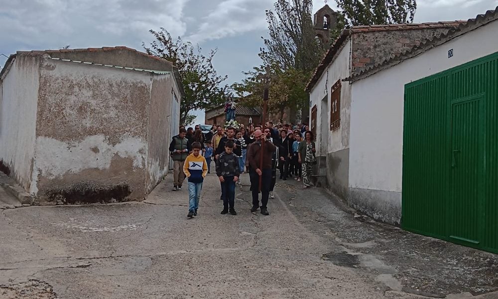 Honores a la Virgen del Rosario en Poveda de las Cintas