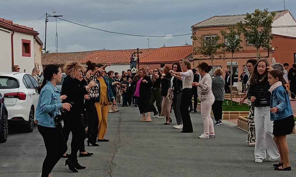 Honores a la Virgen del Rosario en Poveda de las Cintas