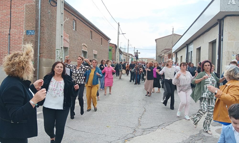 Honores a la Virgen del Rosario en Poveda de las Cintas