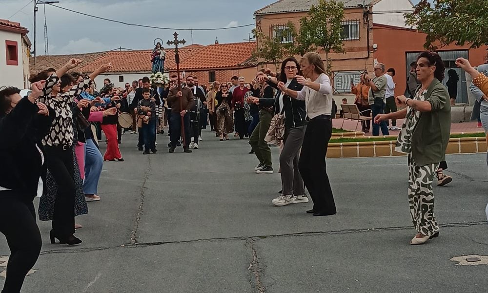 Honores a la Virgen del Rosario en Poveda de las Cintas