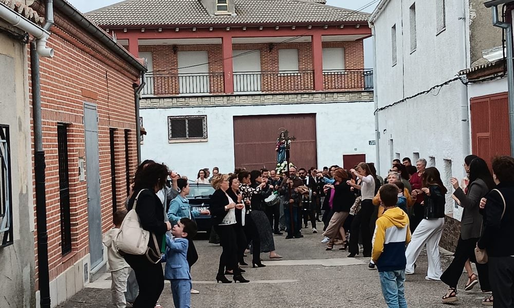 Honores a la Virgen del Rosario en Poveda de las Cintas