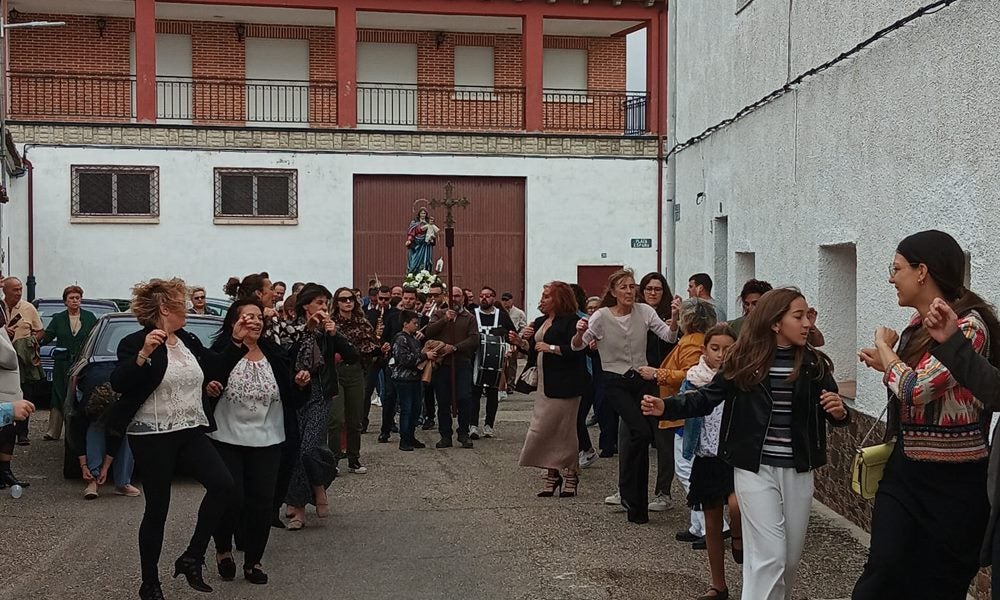 Honores a la Virgen del Rosario en Poveda de las Cintas