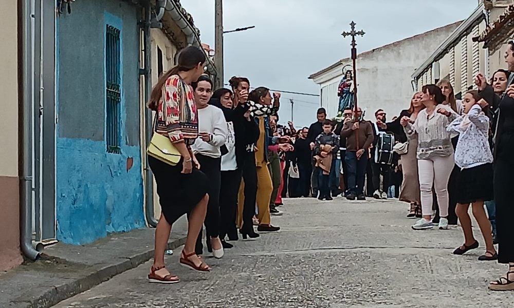 Honores a la Virgen del Rosario en Poveda de las Cintas