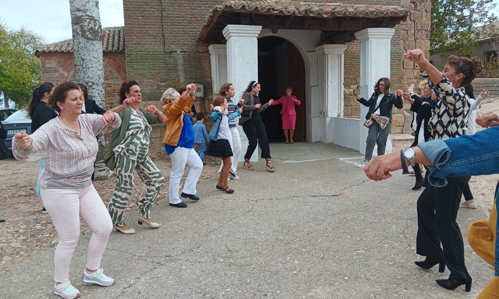 Honores a la Virgen del Rosario en Poveda de las Cintas