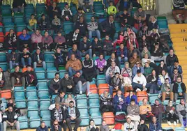 La lluvia no frustra las ganas de ver al Salamanca UDS: búscate en la grada en el partido frente al Bergantiños FC