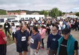 Los cielos cubiertos no restaron ayer ganas de participar en la quinta marcha solidaria de Fuentes de Béjar, que recaudó fondos para la asociación Ahifuga promovida por una vecina del municipio