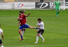 Antonio Amaro (derecha), en una acción durante el partido ante el Bergantiños FC.