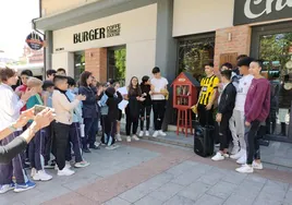 Imagen de escolares del colegio María Auxiliadora en el punto de lectura ubicado en el parque municipal de La Corredera.