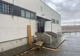 Carretillos a las puertas de los vestuarios del Tori, donde ya han comenzado las obras de mejora.