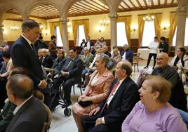 El alcalde, Carlos García Carbayo, charla con las parejas en el Casino de Salamanca