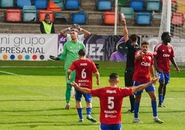 El colegiado Ángel Caro Mogío mostrando la roja a Eric Ruiz el pasado domingo.