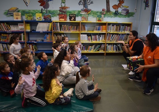 Niños de Carbajosa de la Sagrada en una sesión de cuentacuentos.