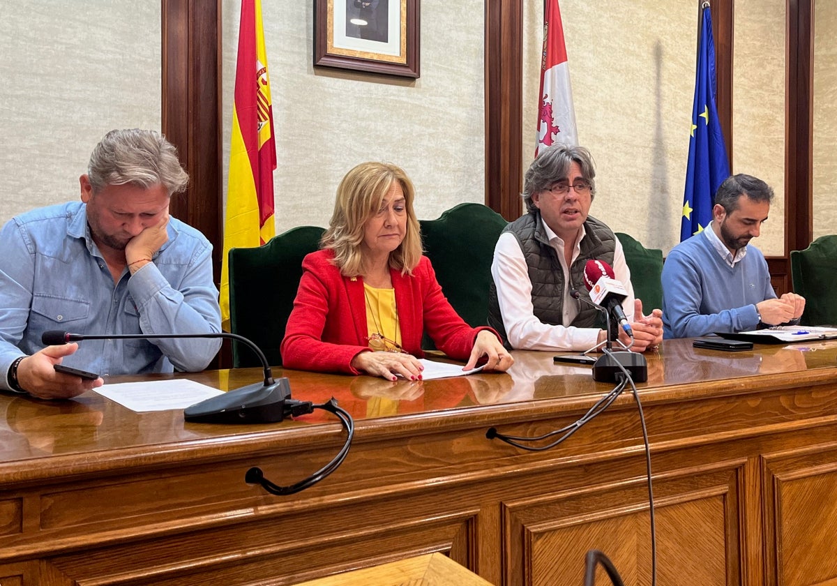 Jonathan Sánchez, Purificación Pozo, Luis Francisco Martín y Javier Hernández, este miércoles en el Ayuntamiento de Béjar.