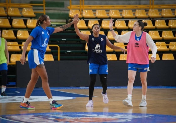 Hebert Harrigan, Arica Carter e Iyana Martín chocan sus manos durante la última sesión previa al partido en Würzburg.