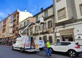 La instalación del cableado para las luces de Navidad ha comenzado ya en Béjar, que inaugurará su iluminación el 29 de noviembre.