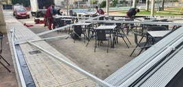 Operarios retiran los restos de la carpa.