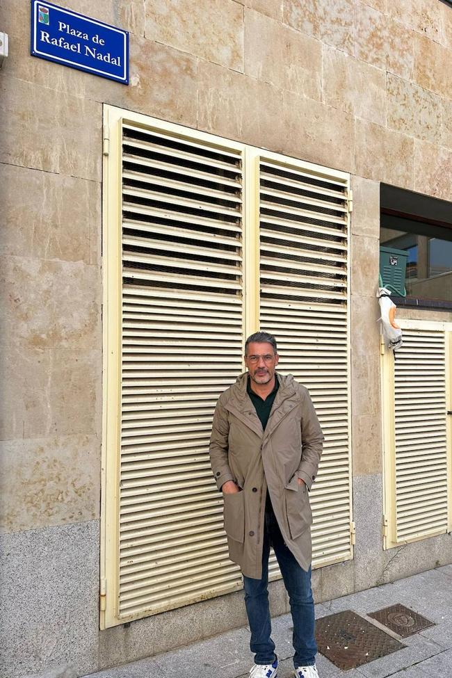 El alcalde de Villamayor, Ángel Peralvo en la plaza de Rafael Nadal.
