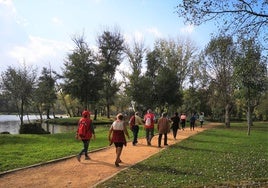 Paseantes junto a la zona del río Águeda