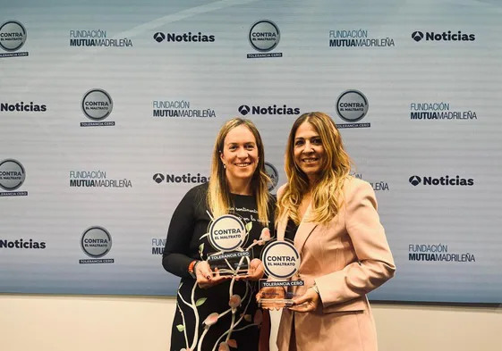 La edil de Bienestar Social de Alba, Lourdes Vaquero, y la alcaldesa de Castellanos, Victoria Manjón, con el premio.