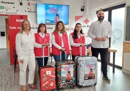 María Teresa Pérez, vicepresidenta de Cruz Roja Salamanca, junto a Isabel González, Rosana Casquero, Miriam El Yahimdi y Rubén Sandín.