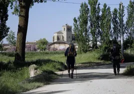 Dos peregrinos a su paso por Carrión de los Condes.