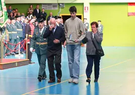 La familia del Guardia Civil Félix Córdoba recibe el reconocimiento.