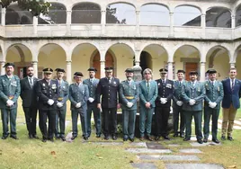 Foto de familia en el convento de San Francisco de Béjar con presencia de agentes de la Guardia Civil, de la Policía Nacional, Policía Local y autoridades del Ayuntamiento