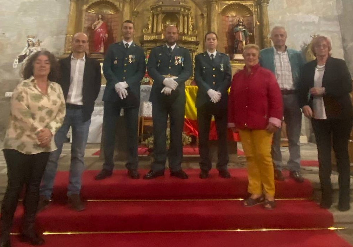 Los alcaldes de la demarcación de Lagunilla junto con los agentes del cuartel de la localidad en el día de su fiesta.