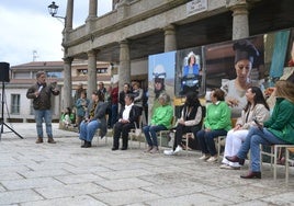 La charla coloquio tuvo lugar en la Plaza Mayor del municipio