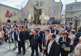 Decenas de fieles han disfrutado del desfile procesional de Santa Teresa en la mañana de este lunes.