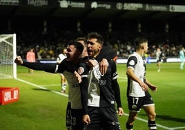 Los jugadores de Unionistas celebran el tanto de Álvaro Gómez frente al Barça.