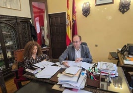 La concejal de Turismo, Belén Barco, y el alcalde, Marcos Iglesias.