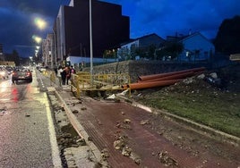 Imagen del reventón en la calle Obispo Zarranz de Béjar, ocurrido este lunes.