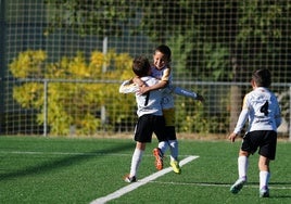 Jugadores del Salamanca UDS B, de la Segunda División prebenjamín, se abrazan después de marcar un tanto en la presente temporada.