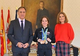 Carlos García Carbayo, Carla Yáñez y Almudena Parres, en el Salón de Recepciones