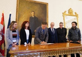 Firma del protocolo ayer por la mañana en el Ayuntamiento de la ciudad.