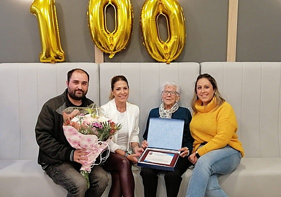La centenaria homenajeada con los representantes municipales de Castellanos de Moriscos.
