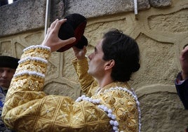 Juan del Álamo calándose la montera en el patio de cuadrillas de La Glorieta.
