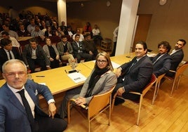 Diego García (segundo por la derecha) con su comité ejecutivo ayer antes de la asamblea general extraordinaria en la sede de CEOE.