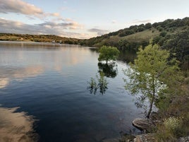 Imagen del entorno natural del pantano de Santa Teresa.