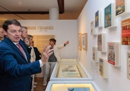 Alfonso Fernández Mañueco en la exposición de Torrente Ballester.