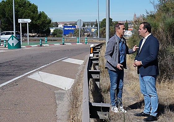 El alcalde de Carbajosa, Pedro Samuel Martín, y el regidor de Santa Marta de Tormes, David Mingo, junto a la rotonda.