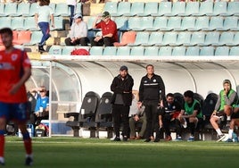 Chiapas y Dueñas siguiendo el partido de este domingo de pie en el área técnica.