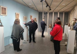 Visita a la exposición de esculturas durante la inauguración.