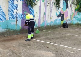 Imagen de un trabajador contratado en Candelario con fondos de la Junta para realizar trabajos de interés en esa localidad.