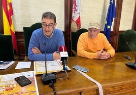 El concejal de Deportes, Rubén Martín, y el presidente del club «Sierra de Béjar», Javier Yuste, esta mañana de lunes en Béjar.