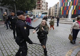 La Policía Nacional detiene a un manifestante.